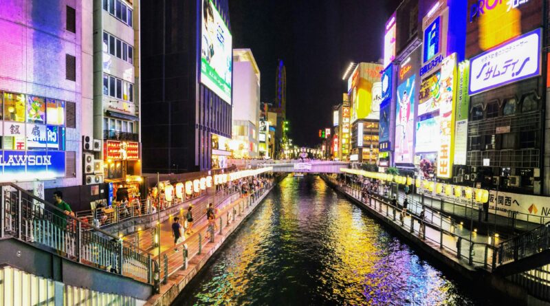 Kanal zwischen beleuchteten Gebäuden in der Nacht